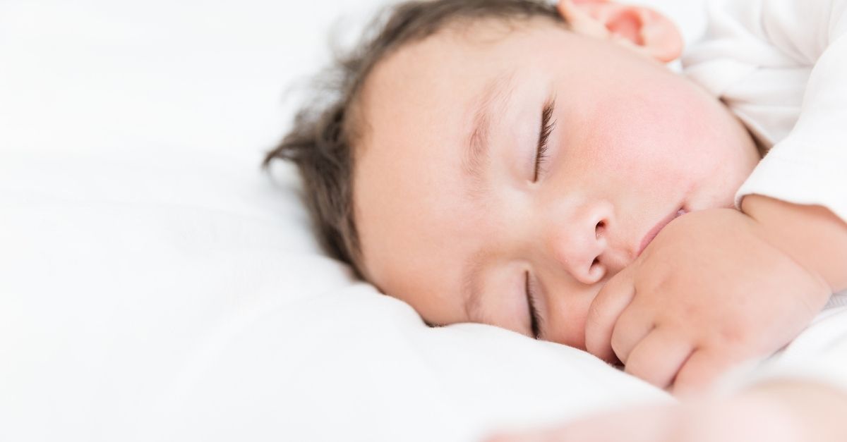 Trẻ 1 tuổi ngủ thở mạnh có nguy hiểm không?