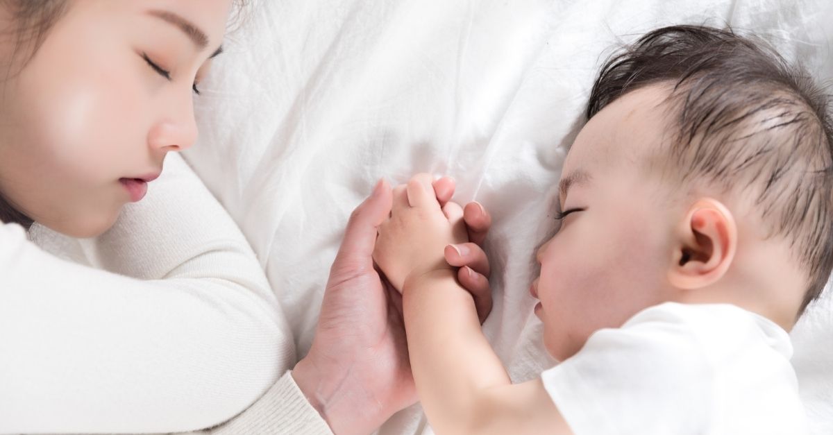 Nguyên nhân và cách xử trí bé 1 tuổi ngủ đêm hay lăn lộn giúp con ngon giấc