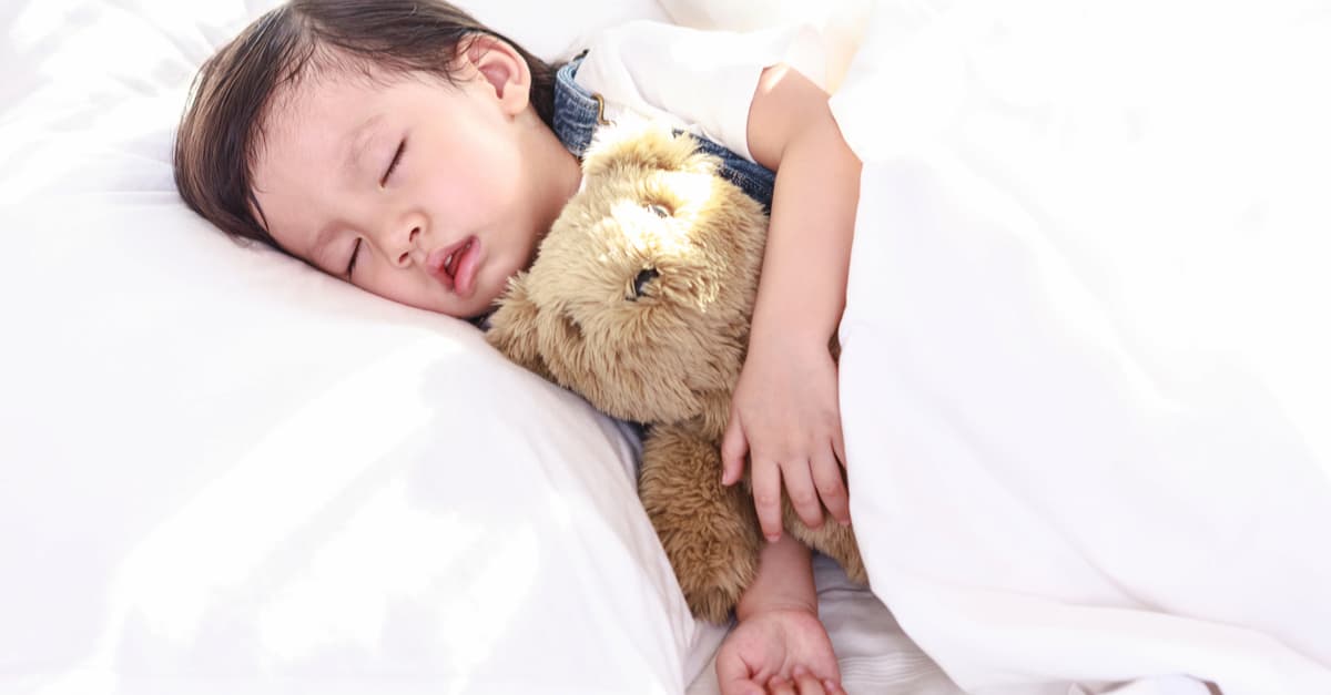 Ba mẹ cần làm gì khi trẻ 6 tuổi ra nhiều mồ hôi khi ngủ?